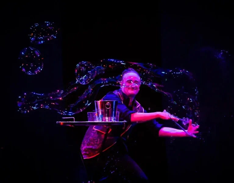 Le spectacle de bulles de savon de Stephan Masur, bulle de savon géante Un artiste crée des bulles de savon géantes sur scène,