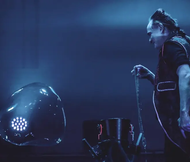 L'artiste de bulles Stephan Masur dans un spectacle de bulles