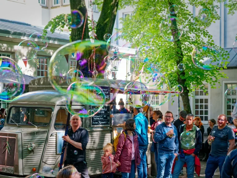 Déambulation des bulles de savon par Stephan Masur Déambulation des bulles de savon par Stephan Masur