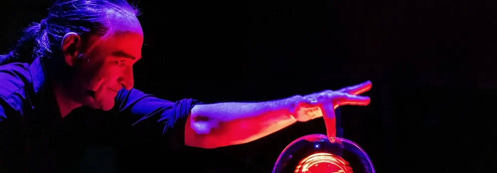 Dôme de bulles de savon illuminé par Stephan Masur Dôme de bulles de savon illuminé par Stephan Masur