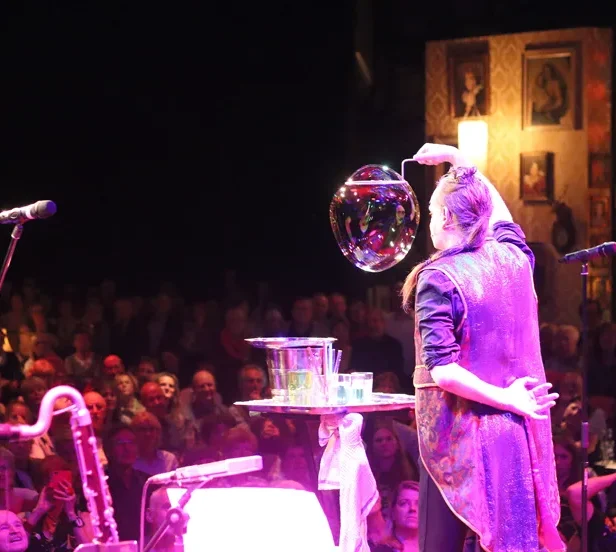 Spectacle de bulles de savon avec une bulle de savon en feu par Stephan Masur Une artiste crée des bulles de savon devant un public enthousiaste.