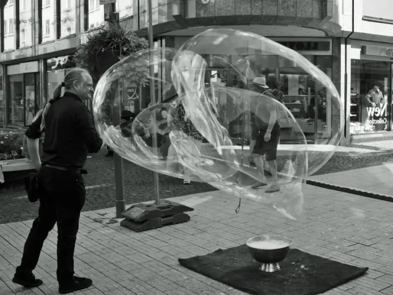 Un artiste déploie de grosses bulles de savon lors d'un événement de rue.