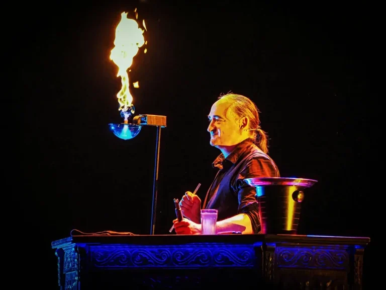Spectacle de bulles de savon avec une bulle de savon en feu par Stephan Masur Une artiste crée une bulle de savon enflammée.